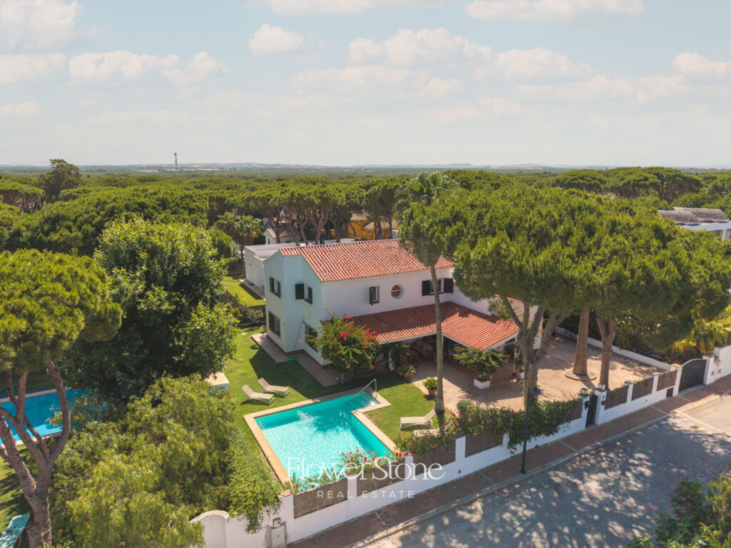 Villa América en Roche, Cádiz, gestionada por FlowerStone Real Estate